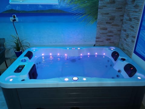 Indoor spa tub