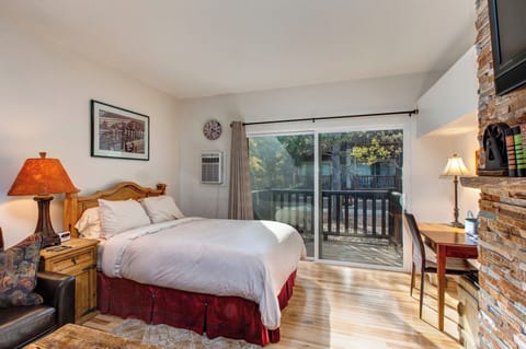 Prospector Lodge 804: Studio with Queen bed