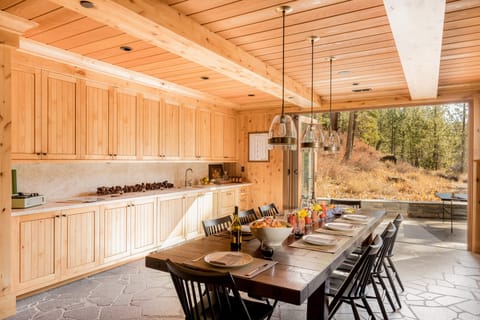 Welcome to Hunter. The ideal "backyard" dinner party.