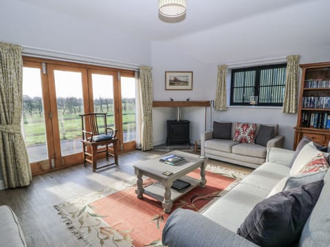 KEEPERS COTTAGE, pet friendly, with a garden in West Knoyle Cottage in North Dorset District