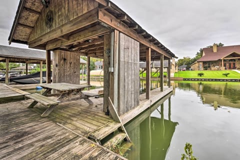 Willis Vacation Rental | 3BR | 2.5BA | 2,000 Sq Ft | Step-Free Access