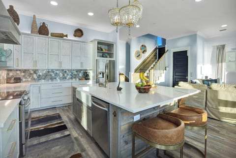 Large Eat In Bar with 5 Barstools