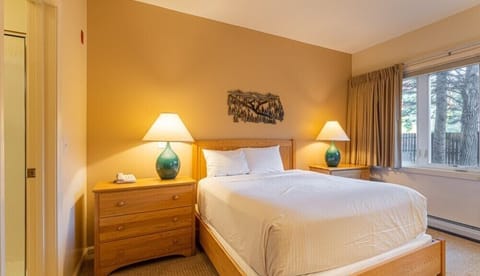 13_Club Wyndham Smugglers' Notch Vermont_primary bed_1.jpg
