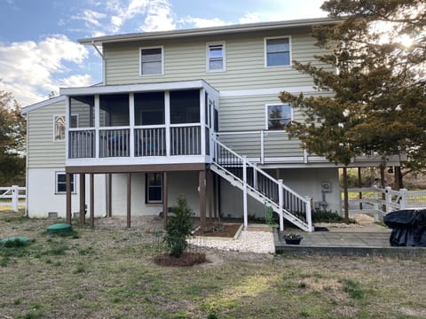 Side screened porcth, fenced area for dogs and stairs to main living level