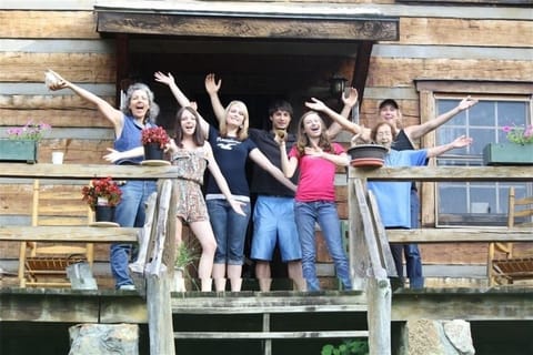 Good Morning World~ How do you do?
30 yr tradition of greeting the world.