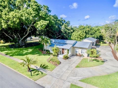 Check out the huge lot & historic (99 year old) Banyan trees!
