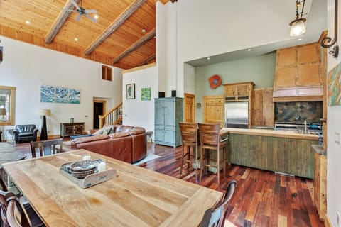 Hardwood, Flooring, Floor, Rug, Indoors