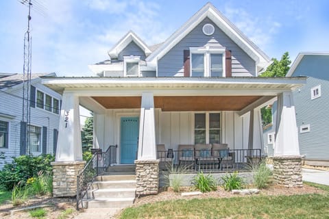 House is one block from downtown South Haven