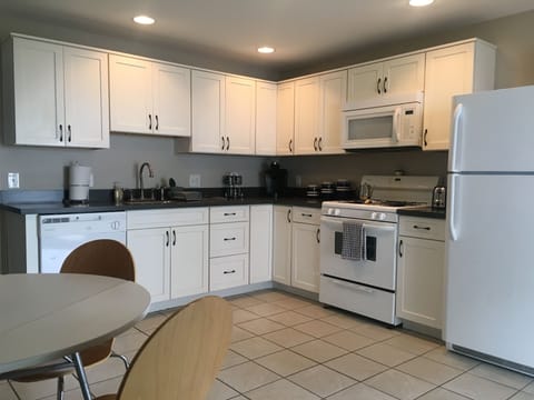 Kitchen - Counter, cabinets and appliances