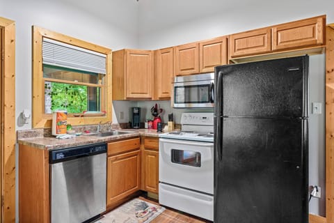 Make a hearty breakfast or quick dinner—this kitchen’s ready for real use.