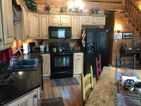 Kitchen & dining area