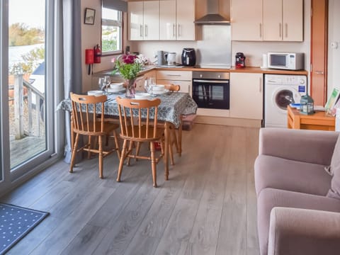 Well-equipped fitted kitchen | Pintail, Brundall, near Norwich