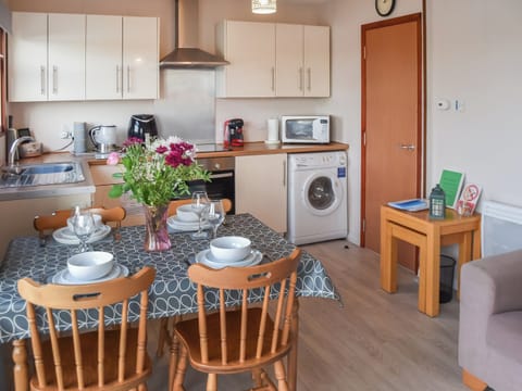 Well-equipped fitted kitchen | Pintail, Brundall, near Norwich