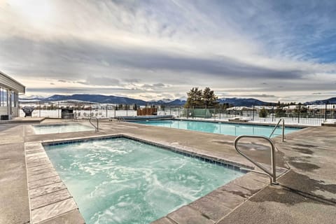 Community Amenities | Outdoor Pool & Hot Tubs