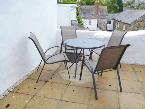 Sitting-out-area | Below Deck, Fowey