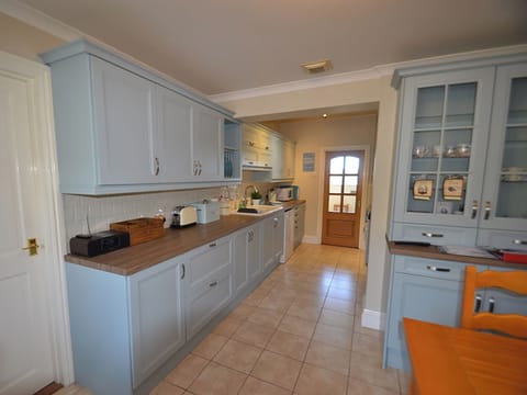 Well equipped kitchen with table and chairs | Riverview, Fowey