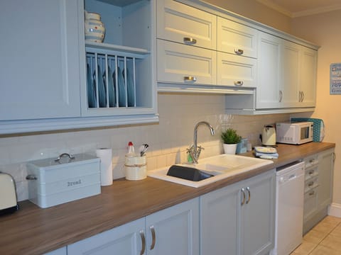 Modern and well equipped kitchen | Riverview, Fowey