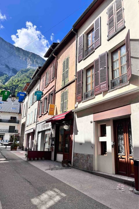 Maison Viennois sits in the middle of Rue Viennois a pretty pedestrianised side street in the heart of the town.