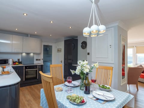 Spacious kitchen with dining area | Bosula, Fowey