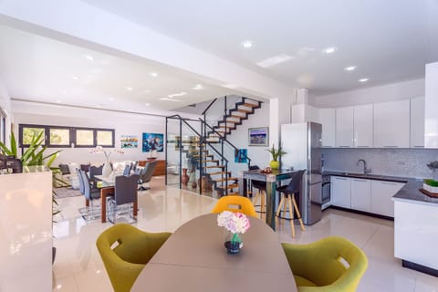 Airconditioned, fully equipped kitchen with dining room is on the middle level.