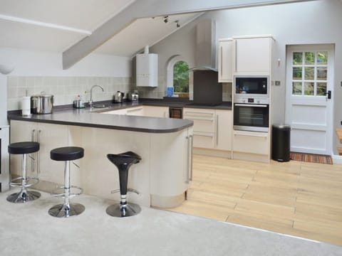 Well equipped fitted kitchen | St Monicas, Fowey