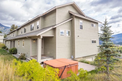 Relax in the hot tub | Exterior