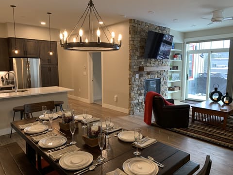 Dining room (table seats 8 comfortably with an additional 3 seats at the bar)