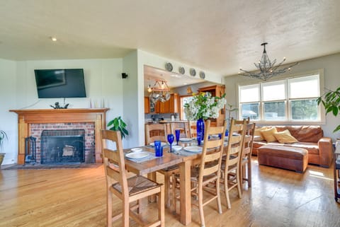 Dining Area | Dishware & Flatware Provided