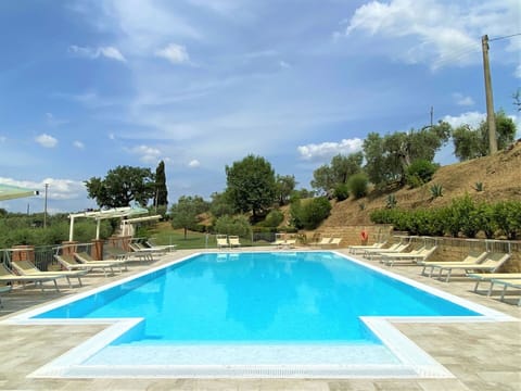 Cloud, Water, Sky, Property, Swimming Pool, Plant, Azure, Shade, Rectangle, Grass
