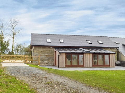 Lawned garden with patio, garden furniture and BBQ | Snowdrop Cottage - Penfeidr Cottages, Glanrhyd, near Newport