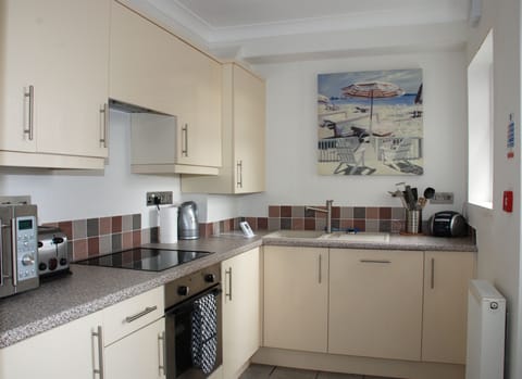 Fully Equiped Kitchen with washer/dryer & dishwasher 