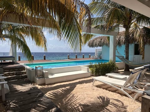 Private and secluded 1 or 2-bedroom house.