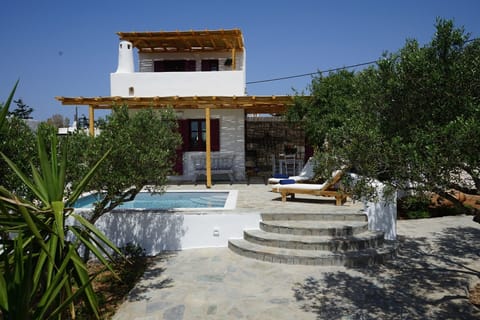 The plonge pool with the terrace and sunbeds