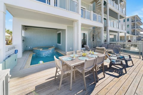 Private Patio with Pool, Sun Loungers, Charcoal Grill, Bed Swing, Outdoor TV, Putting Green, Outdoor Shower and Beach Boardwalk