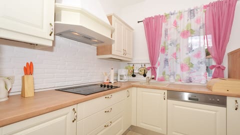 Fully equipped kitchen - luxury top floor apt. ANYA