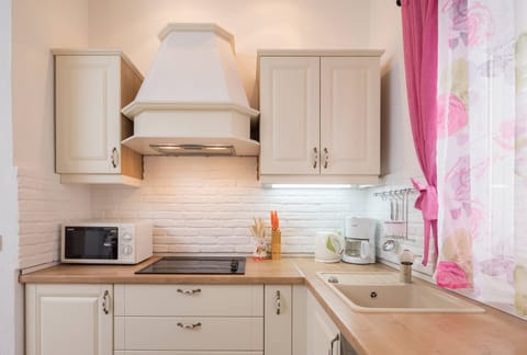 Fully equipped kitchen with coffee machine, toaster, water heater, microwave