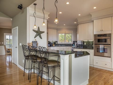 Counter seating for 3