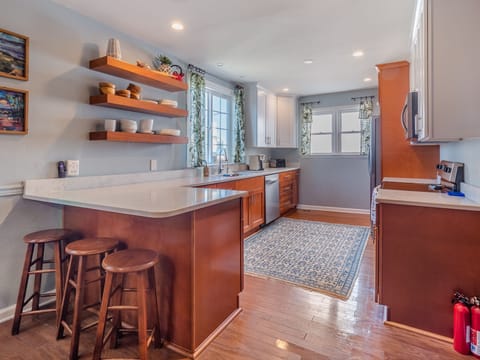 Kitchen and Breakfast Bar