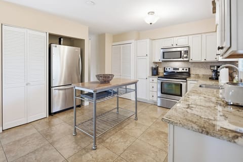 Kitchen with hidden washing machine and dryer 