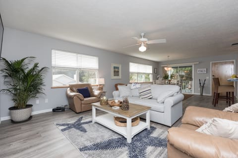 Welcome to your vacation! Your comfy cozy living room.