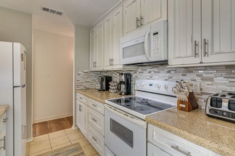 Kitchen | Keurig Coffee Maker w/ K-Cups | Cooking Basics