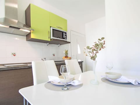 Table, Property, Building, Furniture, Dishware, Plant, Tableware, Interior Design, House, Wood