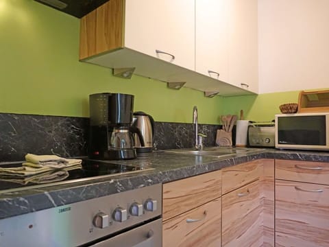 Water, Sky, Property, Plant, Building, Cloud, Swimming Pool, Tree, Residential Area, Grass