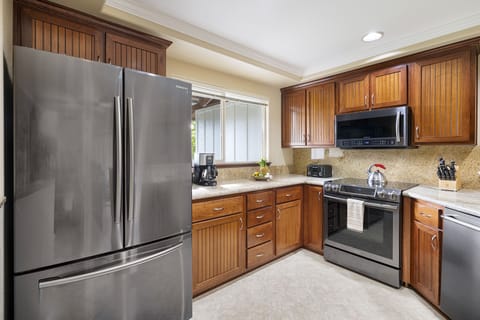 Gourmet Kitchen: Features granite countertops, stainless steel appliances