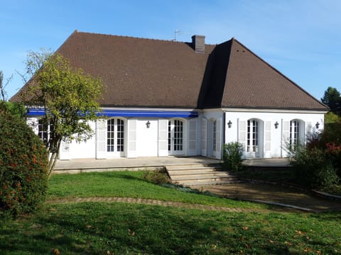 View of front of house. Large secure garden