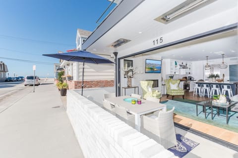 Ocean views and breezes can be enjoyed from the front patio of this tri-level condo, just 1/2 block from the 30th Street Beach and boardwalk!
                