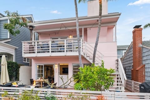 Welcome to the pink house on Balboa Island