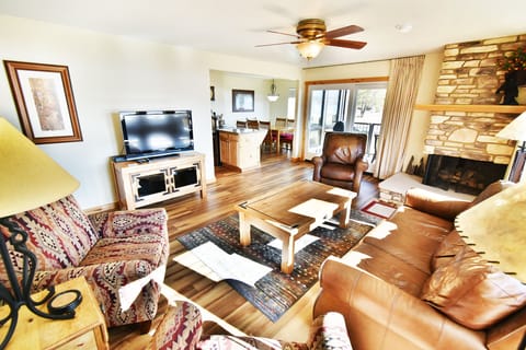 Living Area with Flatscreen, Gas Fireplace - Living Area with Flatscreen, Gas Fireplace