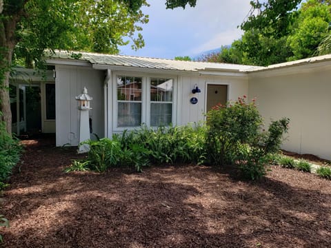 Cottage only two short blocks from beautiful Gulf waters.