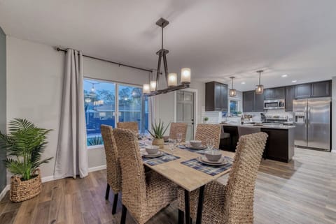 Dining area (seats 6)